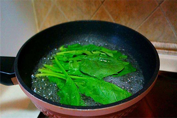 菠菜為什么要在水里過一遍,，菠菜煮久了還有營養嗎
