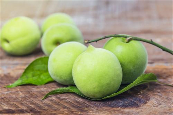 青梅吃多了會(huì)怎么樣 食用青梅的好處和壞處