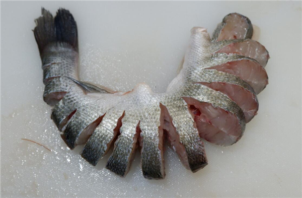 孔雀開屏鱸魚的做法，簡單也能做出藝術品菜肴