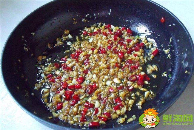 扇貝怎么洗干凈，扇貝肉怎么洗干凈(去除內(nèi)臟用鹽水生粉唰一唰)