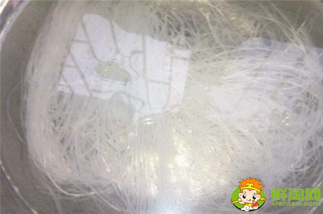 扇貝怎么洗干凈，扇貝肉怎么洗干凈(去除內(nèi)臟用鹽水生粉唰一唰)