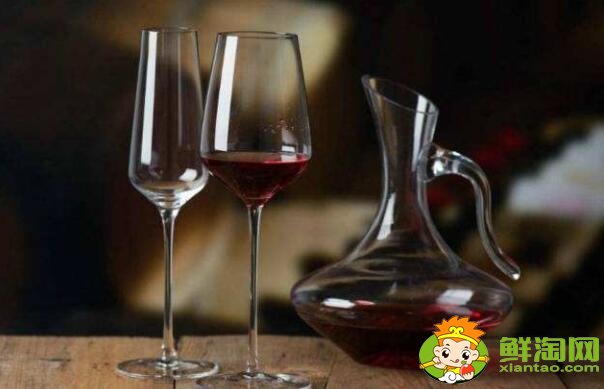 紅酒為什么要醒酒，紅酒倒醒酒器怎么使用