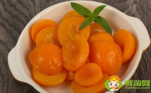 吃杏子要?jiǎng)兤幔鲂幼庸揞^要?jiǎng)兤? src="http://m.qiaokuo.cn/uploads/allimg/190824/1-1ZR4145R8.png" /></p>
<p>
	　　杏子可以剝皮，也可以不削皮食用。熟杏子的絨毛相對較少，而生杏子的絨毛相對較多，無論生熟杏子，在食用時(shí)最好清洗干凈表皮上的絨毛。特別是的咽喉炎癥，或喉部不適的人群，最好是削皮食用，這樣不僅口感更好，而且對喉部的刺激明顯減少，吃起來更為爽口。</p>
<h2>
	　　做杏子罐頭要?jiǎng)兤?/h2>
<p >
	<img alt=
