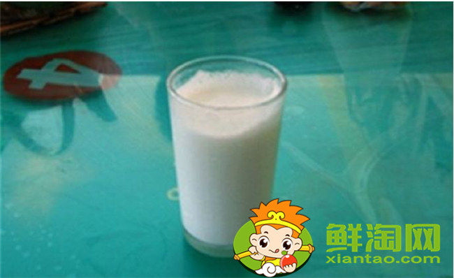 一個(gè)駱駝一天能產(chǎn)多少奶，駱駝鮮奶多少錢一斤