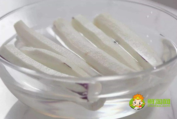 紅燒茄子外酥里嫩竅門，炒前加點鹽不油又好吃