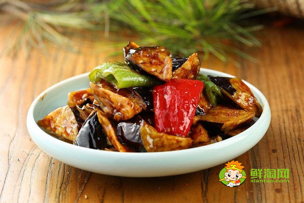 紅燒茄子外酥里嫩竅門，炒前加點鹽不油又好吃
