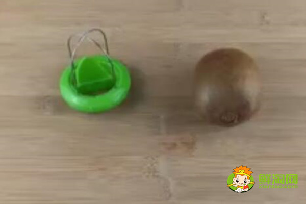 獼猴桃怎么用手去皮，獼猴桃不能和什么同吃