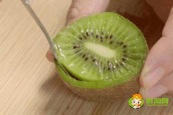 獼猴桃怎么用手去皮，獼猴桃不能和什么同吃