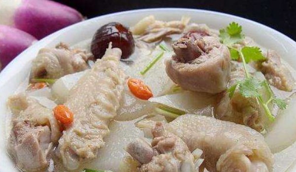 雞湯燉出來是白色的正常嗎