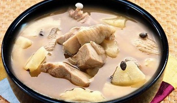雞湯燉出來是白色的正常嗎