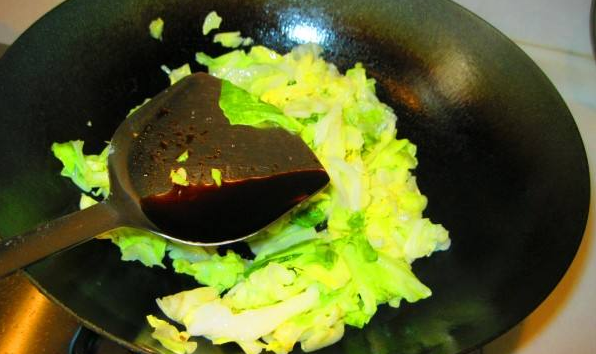 炒卷心菜要不要放醬油