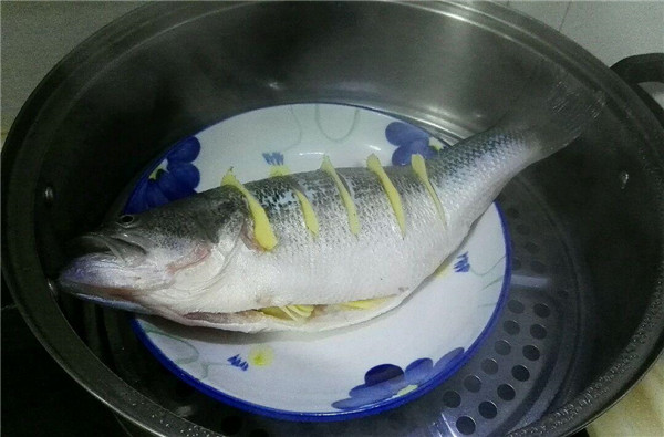 清蒸鱸魚的配料和做法