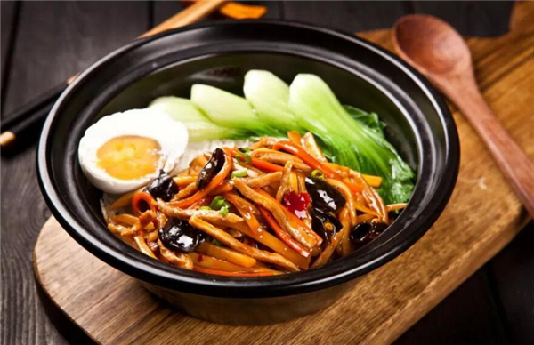 煲仔飯放什么材料好
